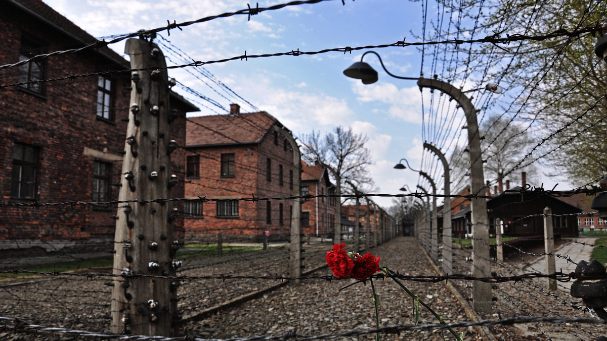 14 czerwca 1940 r. z więzienia w Tarnowie przewieziono KL Auschwitz 728 mężczyzn. Polacy, dla których Niemcy utworzyli KL Auschwitz, stali się pierwszymi ofiarami obozu. Przez czas trwania wojny do obozu trafi ok. 150 tys. Polaków. Blisko połowa nie przeżyje. Auschwitz wraz z Birkenau i siecią podobozów stał się największym niemieckim obozem. W sumie znalazło się tam co najmniej 1,3 mln osób. Śmierć poniosło w nim co najmniej 1,1 mln ludzi.