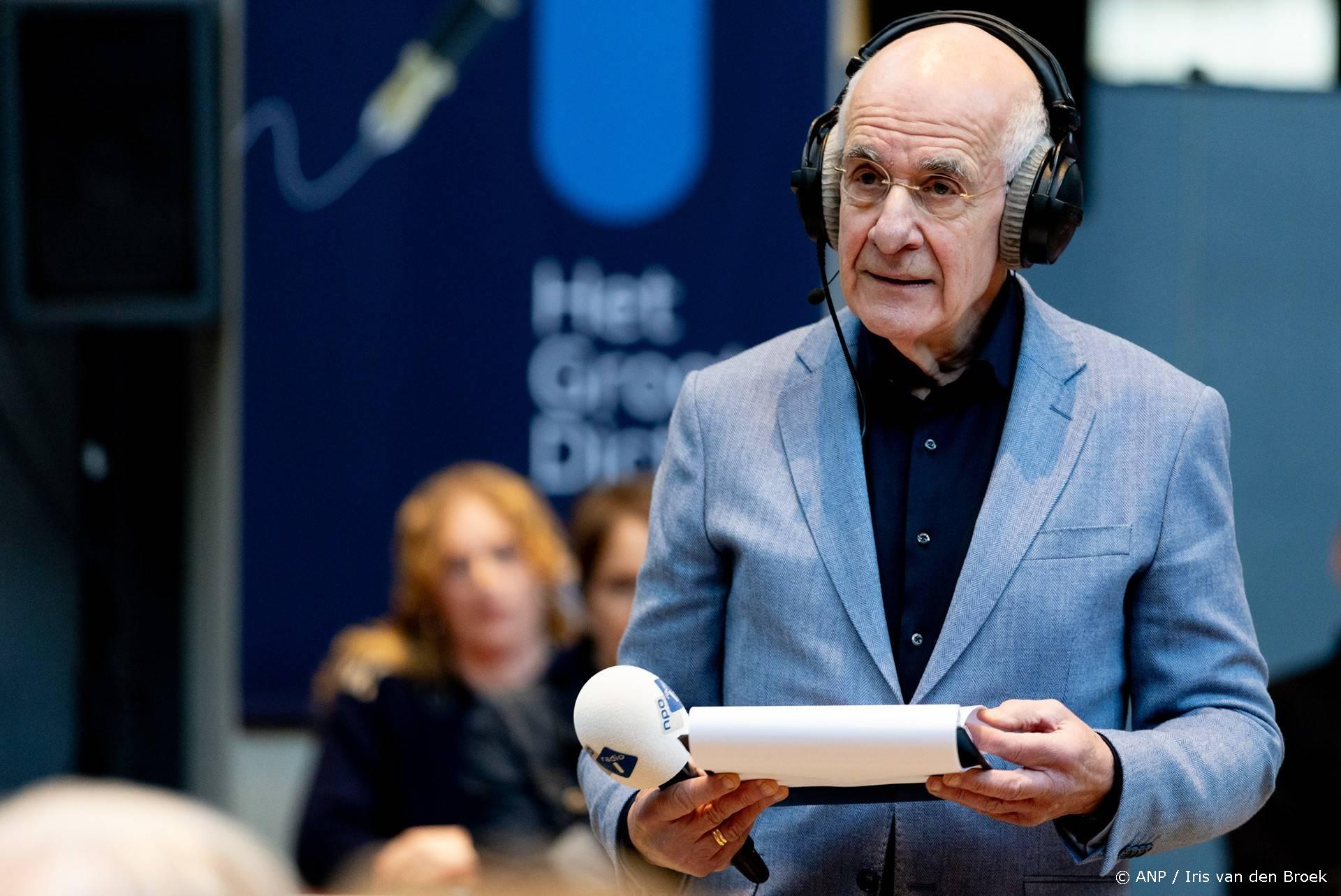Na 50 jaar radio: Frits Spits krijgt gouden leeslint bij laatste uitzending