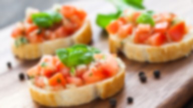 Bruschetta z pomidorami i sosem musztardowo-paprykowym