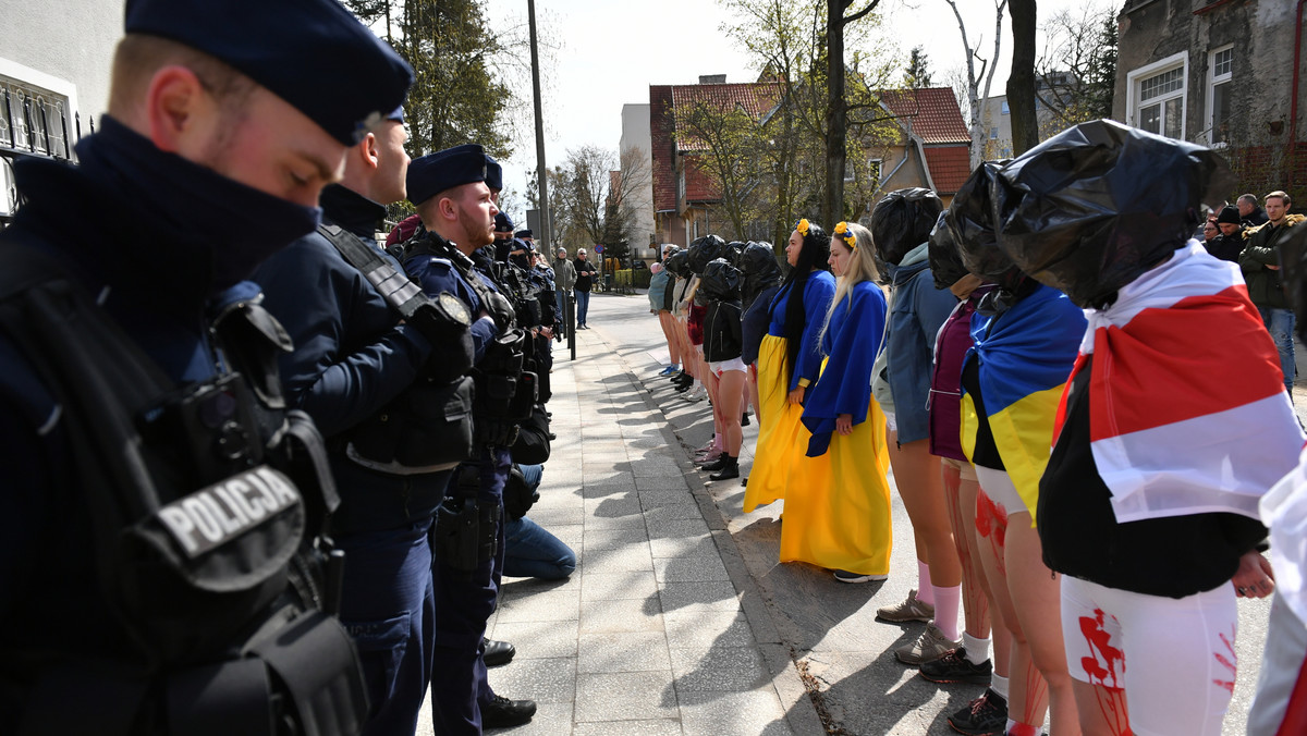 Gdańsk. Kobiety protestowały pod rosyjskim konsulatem w akcji "Niemy krzyk"