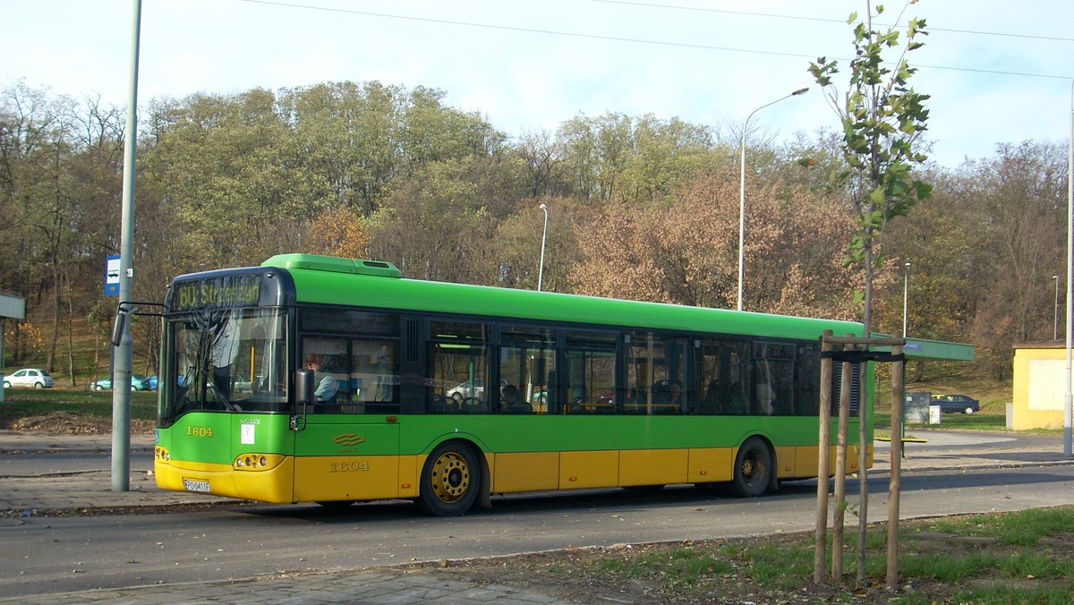 Paraliż komunikacyjny w centrum Poznania. Na skrzyżowaniu ulicy Fredry i al. Niepodległości zerwała się sieć trakcyjna. W korkach stały tramwaje, autobusy i samochody. O godz. 11:44 ruch tramwajowy na ul. Fredry został wznowiony.