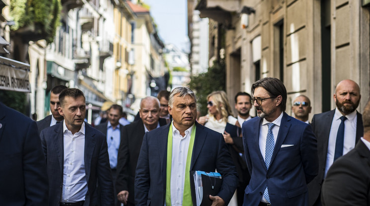 Csiszár Jenő tavaly augusztusban milánói főkonzulként Orbán Viktor kormányfő oldalán / Fotó: MTI - Szecsődi Balázs