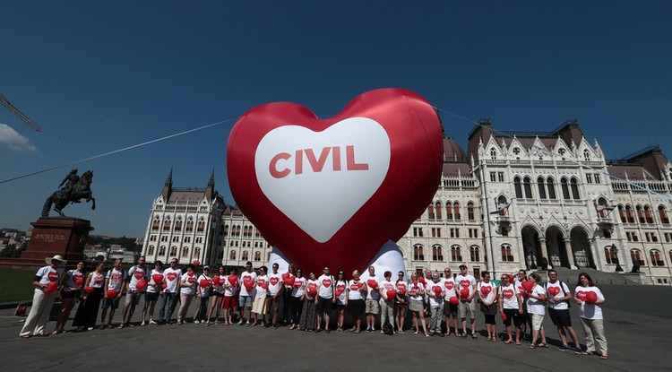 Civil szervezetek tüntetnek a Parlament előtt 2021-ben.