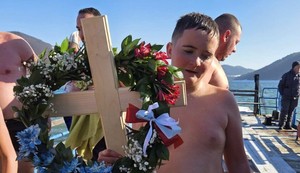 Ognjen prvi doplivao do Časnog krsta na Zlatarskom jezeru