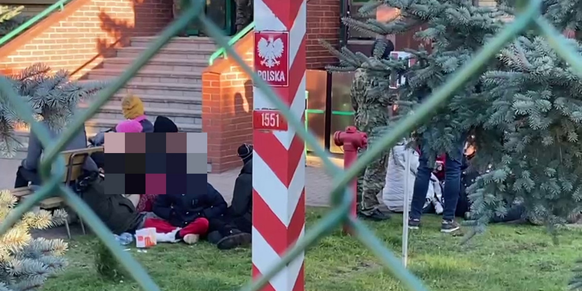 Michałowo w województwie podlaskim. Imigranci koczują pod budynkiem Straży Granicznej. Nie chcą wejść do środka