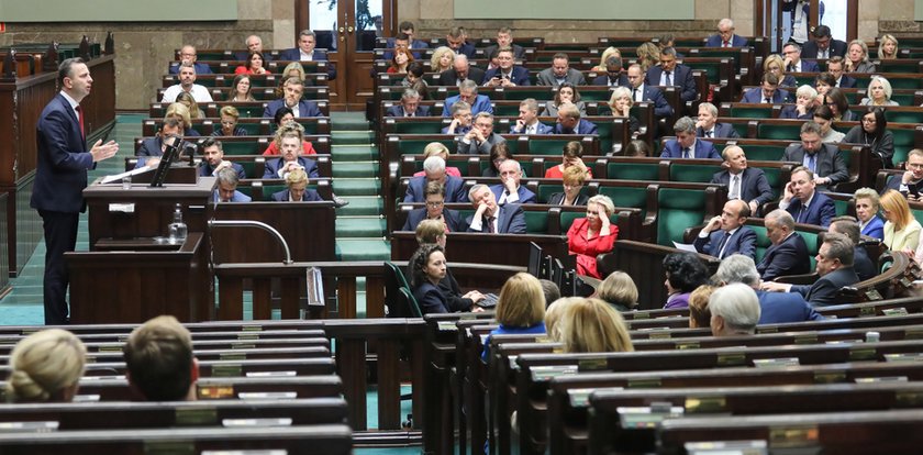 Sondaż. Spada poparcie dla wszystkich partii. Kto ma największy powód do zmartwień?