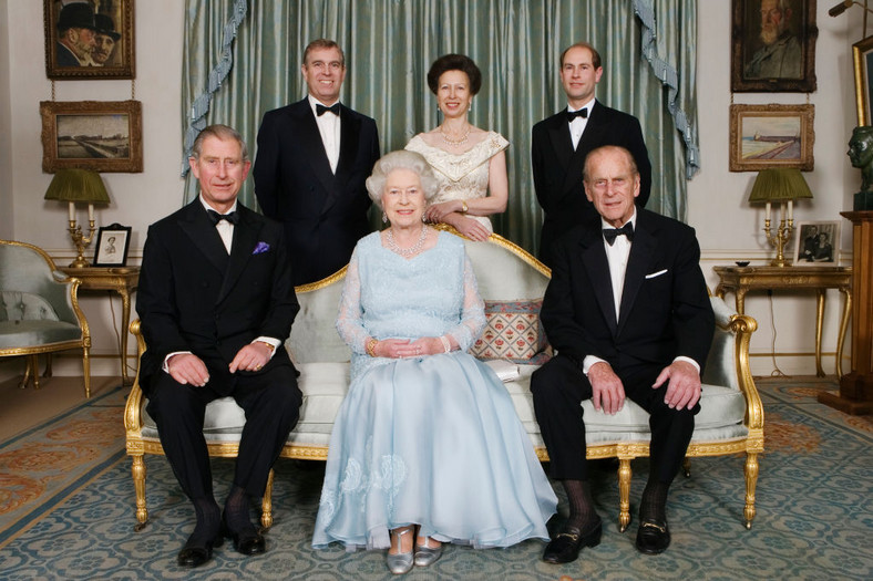 Książę Filip i królowa Elżbieta II wraz z dziećmi: Karolem, Andrzejem, Anną i Edwardem w 2007 r.