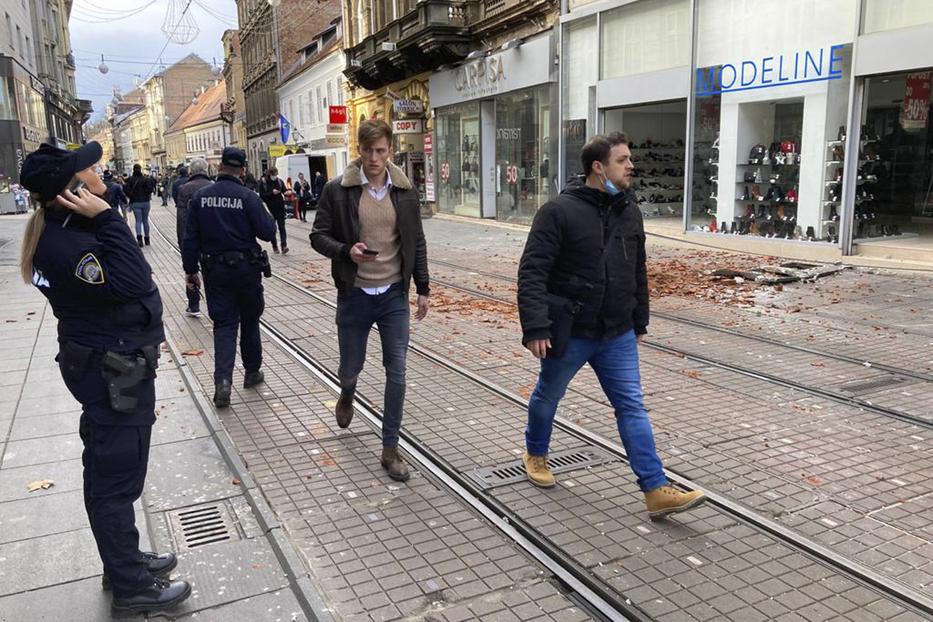 Utcára vonult emberek Zágrábban 2020. december 29-én, miután 6,3-as erősségű földrengés rázta meg Horvátországot / Fotó: MTI/AP/Filip Horvat