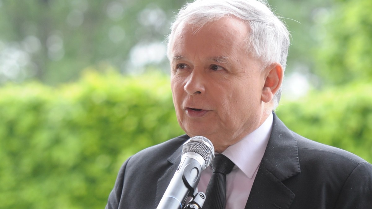 Jarosław Kaczyński spotkał się dzisiaj ze stoczniowcami w gdańskiej stoczni. - Obecna polityka europejska prowadzi do tego, żeby w istocie gospodarkę redukować. W ten sposób będziemy mieć to błędne koło, które mamy w Grecji. Ten mechanizm może zacząć grozić Polsce. Jeżeli Polska ma być szybko rozwijającym się krajem, a to warunek rozwiązania naszych problemów, to musimy próbować w Europie te kwestie postawić na nowo - powiedział lider Prawa i Sprawiedliwości.