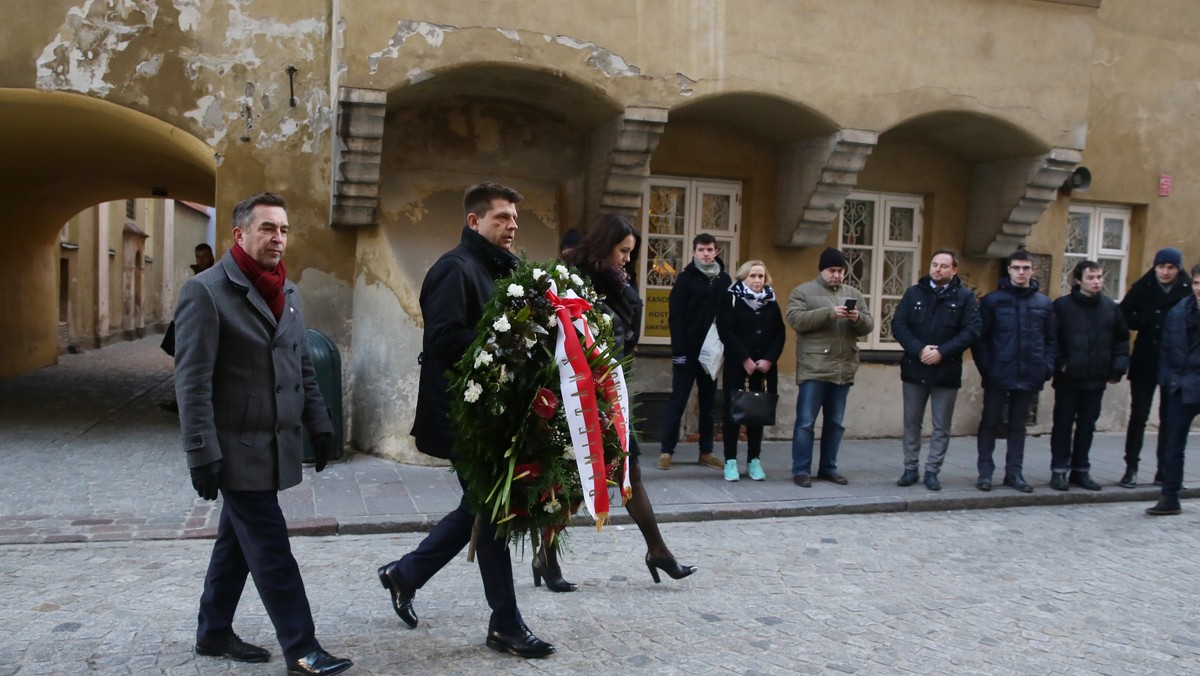 Odebranie stopni generalskich Czesławowi Kiszczakowi i Wojciechowi Jaruzelskiemu to rewanżyzm – ocenił lider Nowoczesnej Ryszard Petru. Jak dodał, obaj generałowie mają krew na rękach, ale zgodnie z prawem trzeba wskazać formalne podstawy do odebrania im stopni.