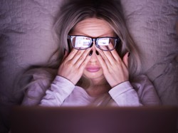 Praca przed ekranem kontra wzrok - jakiego wsparcia można udzielić oczom?