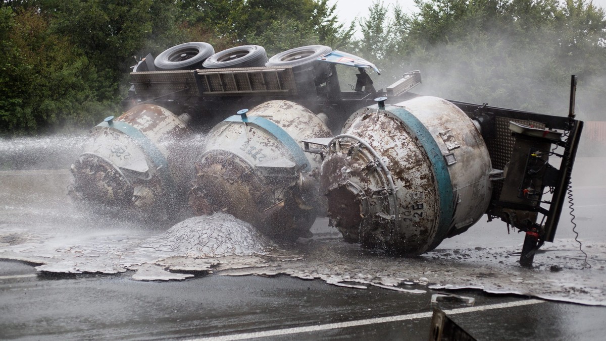 Spektakularny wypadek wydarzył się wczoraj na autostradzie A1 w Zagłębiu Ruhry - nawierzchnia zapaliła się w kilku miejscach od... ciekłego aluminium, które wydostało się z przewróconego transportera - poinformowała policja.