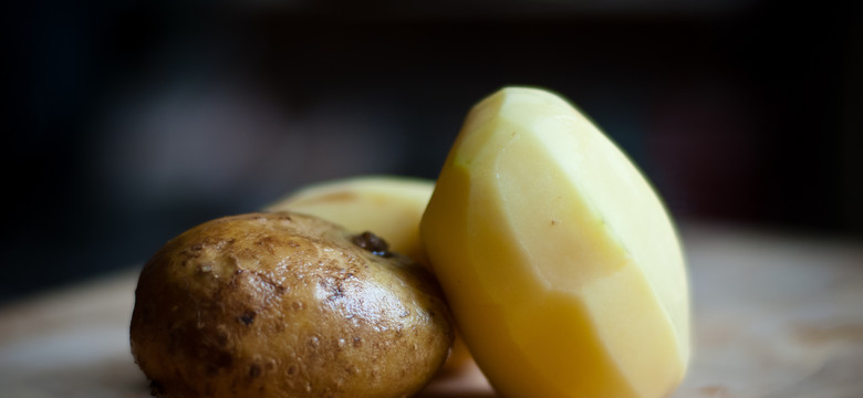 Sprytny trik z surowym ziemniakiem. Zobacz, jak można go wykorzystać
