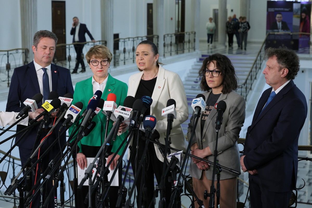 Posłowie KO, od lewej: Krzysztof Bojarski, Elżbieta Polak, Małgorzata Niemczyk, Alicja Łepkowska-Gołaś i Jacek Karnowski podczas konferencji prasowej w Sejmie