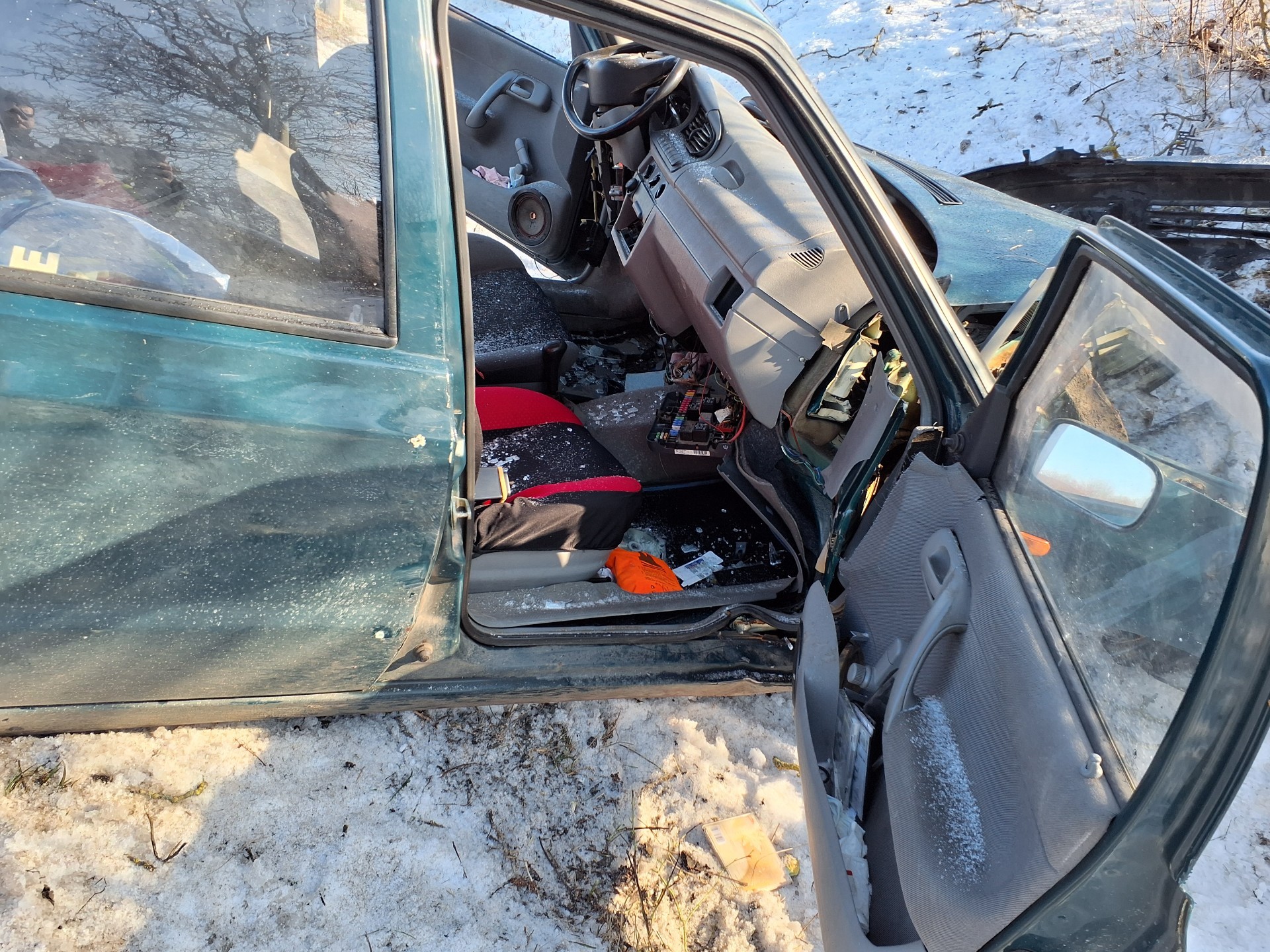 o nehode osobného auta pri Zemplínskej Teplici je cesta uzavretá.