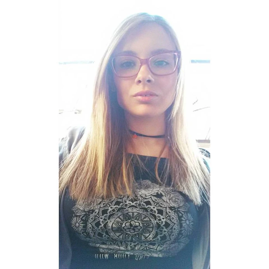 Iva prevodi stručnu literaturu, crta i piše