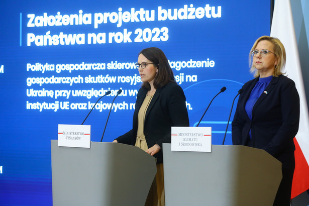 Warszawa, 14.06.2022. Minister finansów Magdalena Rzeczkowska (L) oraz minister klimatu i środowiska Anna Moskwa (P) podczas konferencji prasowej po posiedzeniu Rady Ministrów, 14 bm. w siedzibie KPRM w Warszawie. (jm) PAP/Rafał Guz