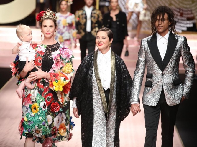 Isabella Rossellini (w środku)