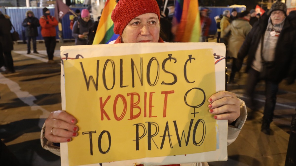 Dziś po południu posłowie zajmą się dwoma obywatelskimi projektami dotyczącymi aborcji. Jeden z nich, przygotowany przez środowiska prawicowe zakłada, że obecne polskie prawo, i tak jedno z najsurowszych w Europie zostanie jeszcze zaostrzone. Drugi, Komitetu "Ratujmy Kobiety" proponuje dostęp do legalnej aborcji oraz refundację antykoncepcji i rzetelną edukację seksualną w szkołach.