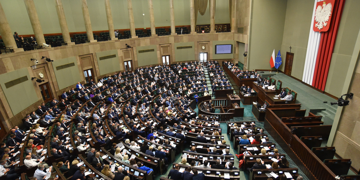 Są dodatkowe pieniądze dla posłów, nie ma dla emerytów.