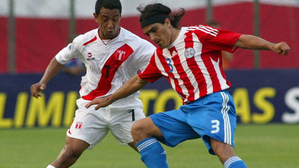 - Politycy, zostawcie futbol w spokoju - nawołuje kapitan reprezentacji Peru, Nolberto Solano, przed meczem eliminacji do mistrzostw świata przeciwko Chile.