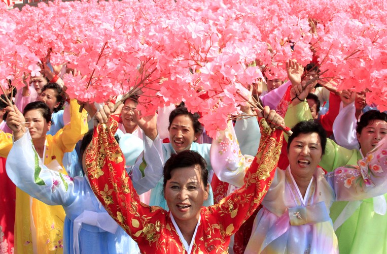 Kolorowa i radosna parada na pamiątkę ogłoszenia niepodległego państwa komunistycznego