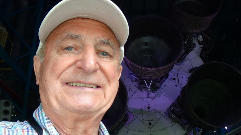 Kazimierz Błaszczak cu o copie a rachetei Saturn V (din familia de vehicule de lansare utilizate de NASA în programele de zbor spațial cu echipaj Apollo) - Foto: Arhiva privată K. Błaszczak