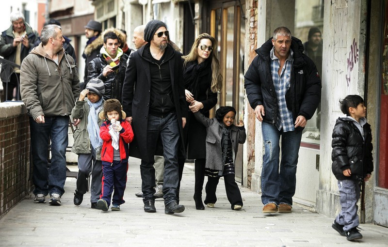 Angelina Jolie i Brad Pitt z dziećmi: Maddoxem (8 l.), Paxem (6 l.),  Zaharą (5 l.),  Shiloh (3 l.) w Wenecji