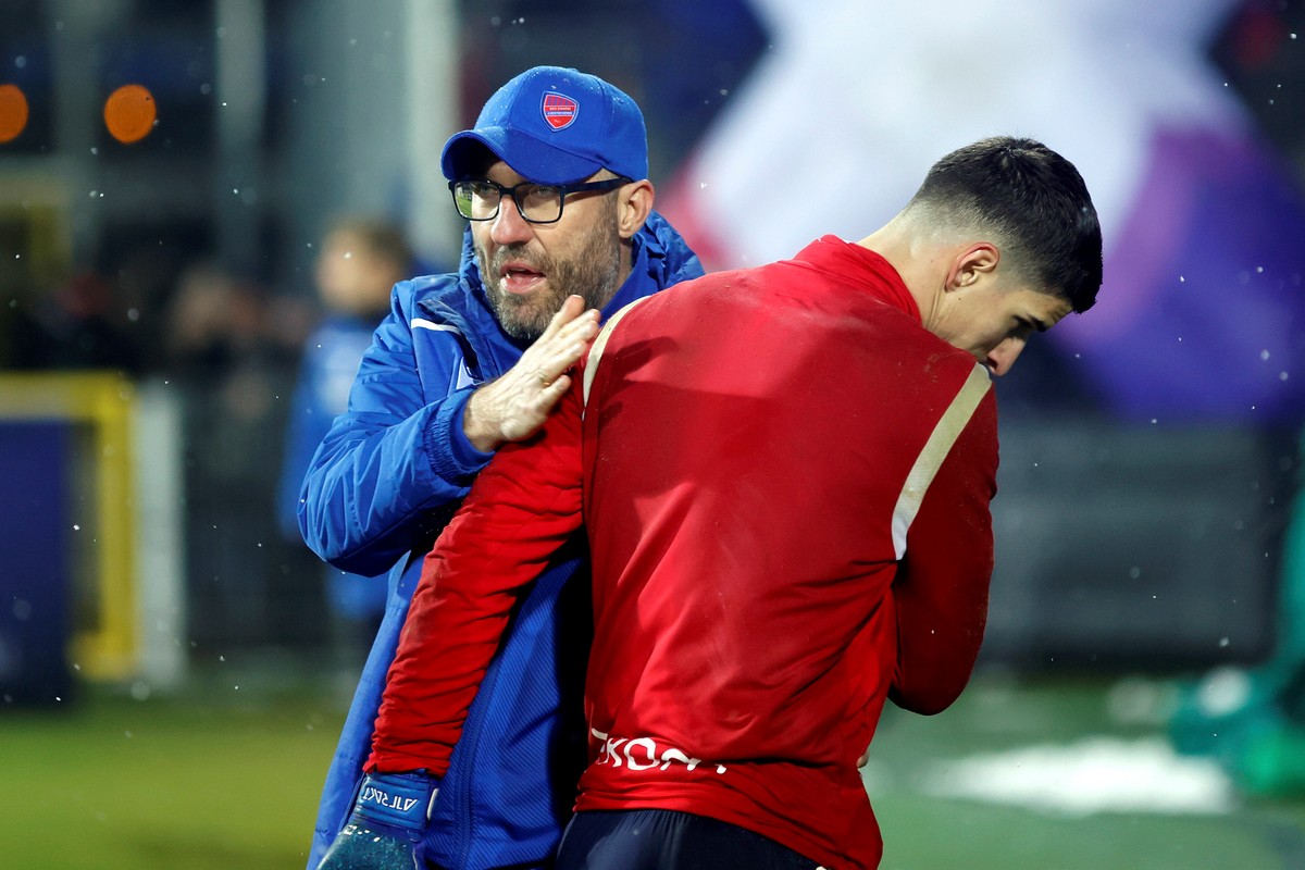 Trener drużyny Raków Częstochowa Marek Papszun (L) podczas meczu piłkarskiej Ekstraklasy z zespołem KGHM Zagłębie Lubin, na Miejskim Stadionie Piłkarskim