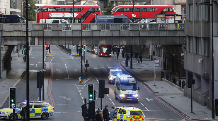 Üres városi buszok és rendőrautók a London hídon, illetve rendőrautók alatta november 29-én, miután késeléses támadás történt a híd közelében. Többen megsebesültek, egy embert őrizetbe vettek a rendőrök /Fotó: MTI/AP/Frank Augstein