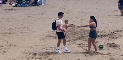 "Idiotka nie zasługuje na to dziecko". Scena na plaży zagotowała w ludziach krew. "Mamusia" była tak bezczelna, jak bezmyślna. Gdyby choć przeprosiła...