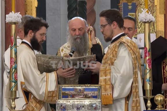 (FOTO) Zašto je patrijarh skinuo belu panakamilavku dok je služio moleban nad Pojasom Bogorodice u Hramu Svetog Save