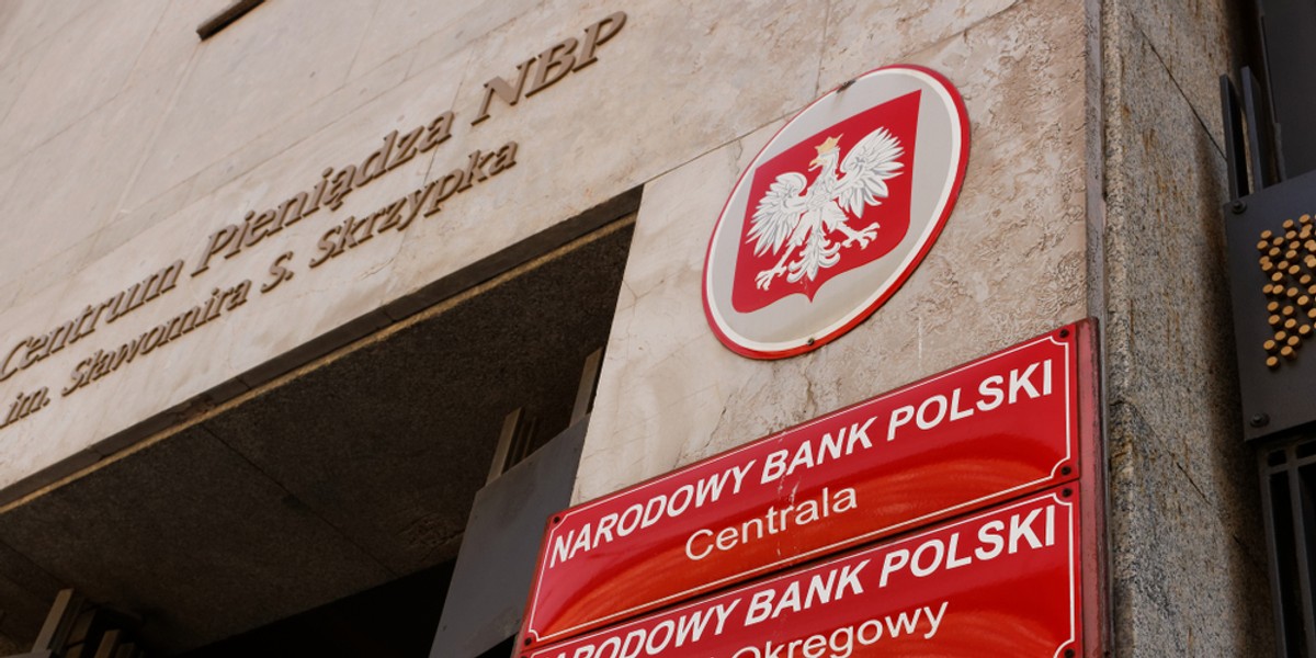 Narodowy Bank Polski ujawnia wynagrodzenia dyrektorów. Ich zarobki będą regulowane uchwałą NBP i nie mogą przekraczać 60 proc. pensji prezesa banku centralnego