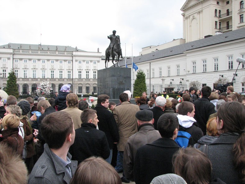 Ludzie zebrali się przed pałacem prezydenckim