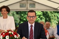 Premier Mateusz Morawiecki podpisuje rozporządzenie o wysokości 14. emerytury