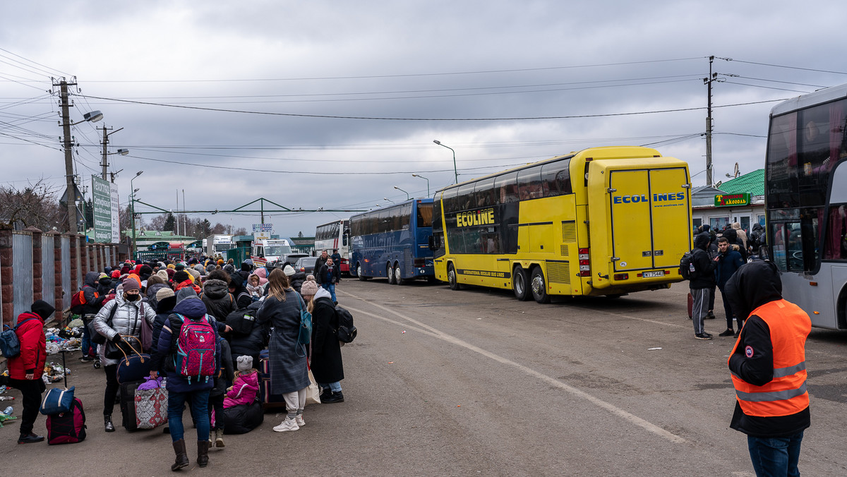 У зв’язку з військовим вторгненням Росії сотні тисяч українців змушені тікати з країни і пішки переходити українсько-польський кордон. Тепер у Польщі з’явився сайт, що об’єднує біженців, які шукають водіїв після пішого перетину кордону, та людей на авто, що готові їх підвезти.