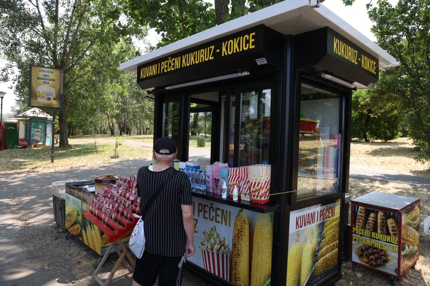 Na Adi Ciganliji pored raznih jela sa roštilja ima i kokica.