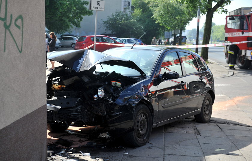 wypadek ford wbił się w dom