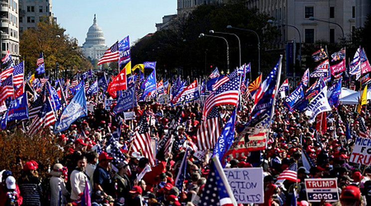 Donald Trump amerikai elnök támogatói tüntetnek a washingtoni Szabadság téren 2020. november 14-én. Trump nem ismeri el Joe Biden demokrata elnökjelölt győzelmét a november 3-i amerikai elnökválasztáson, és választási csalásra hivatkozva több helyen is bírósághoz fordult. Fotó: MTI/AP/Julio Cortez
