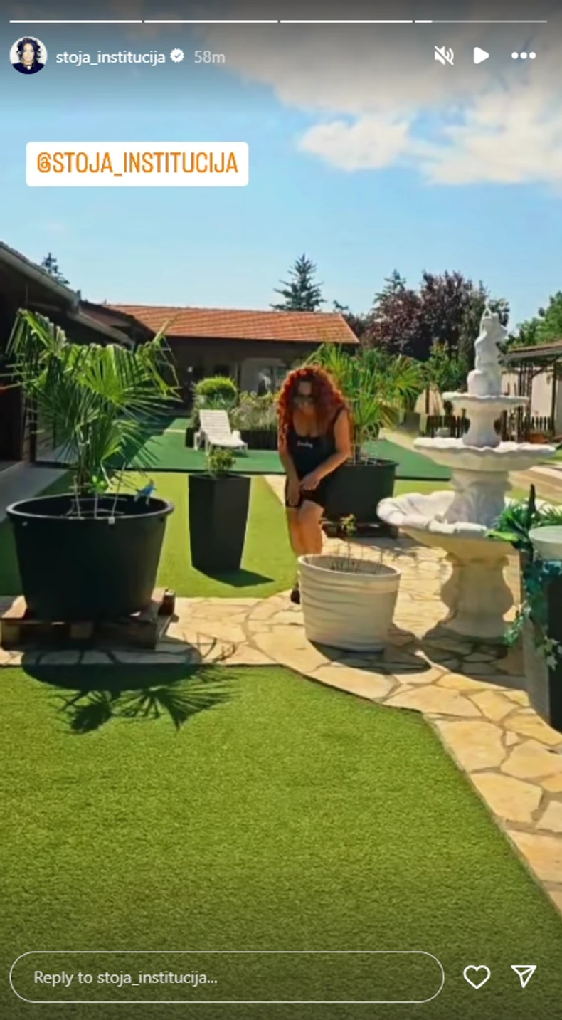 Stoja pokazala dvorište