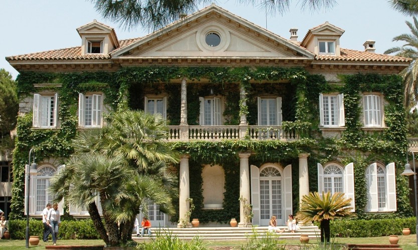 6. Iese Business School. Szkoła podyplomowa dla menedżerów, utworzona jako część Uniwersytetu Nawarry z siedzibami w Barcelonie i Madrycie.