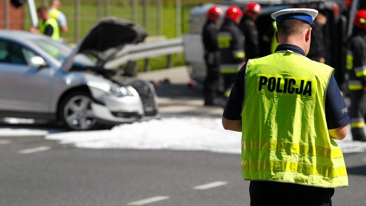 Policjanci z Tomaszowa Mazowieckiego mieli przyjmować łapówki, ci z Wałbrzycha właśnie zostali oskarżeni o śmiertelne pobicie zatrzymanego mężczyzny, a byli już policjanci z Częstochowy, zdaniem śledczych, stanowili trzon grupy fingującej kolizje i wyłudzającej ubezpieczenia. Z kolei w ubiegłym roku jeleniogórski sąd skazał dwójkę stróżów prawa za udział w gangu złodziei. Bywają też zarzuty dużo cięższego kalibru.