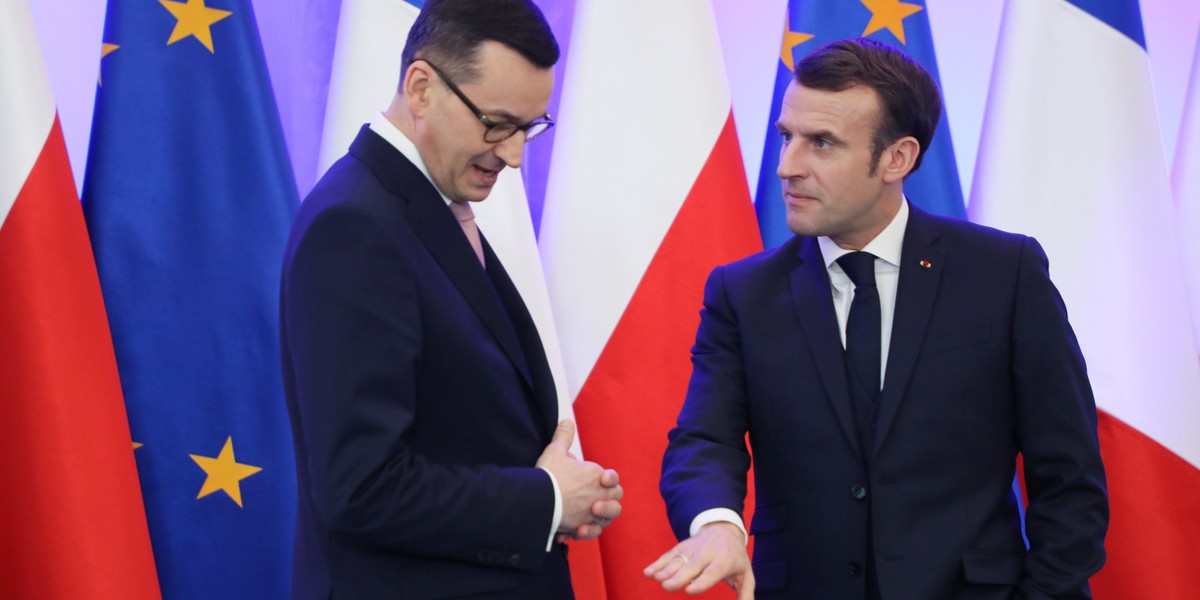 Premier Mateusz Morawiecki i prezydent Francji Emmauel Macron.  PKB Francji spadł pod koniec 2019 roku o 0,1 proc. W Polsce prawdopodobnie też. 