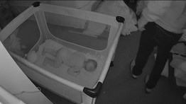 Sokkoló: az alvó gyermeknek és az anyjának mutogatta magát a betolakodó – videó