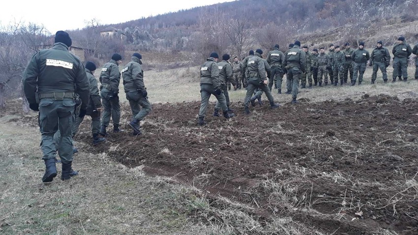 Opsežna potraga trajala je 17 dana, 800 ljudi tragalo je za njim i devojčicom sve dok oboje nisu pronađeni