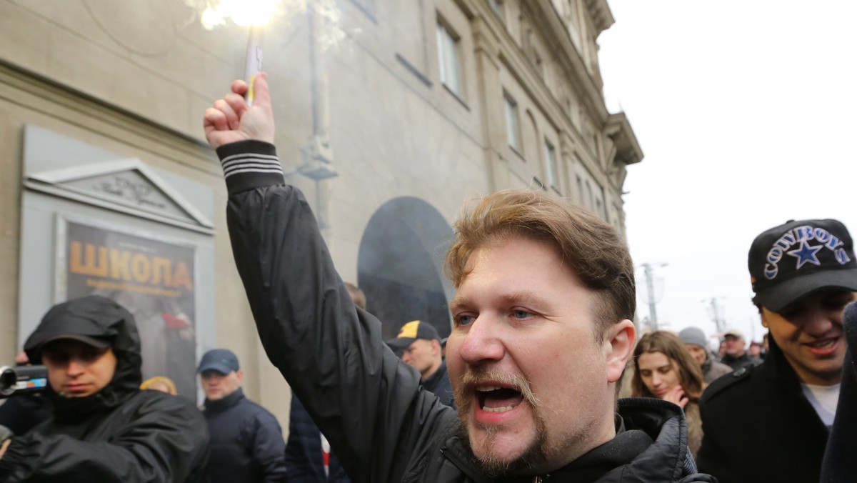 Za udział w akcji protestu w Święto Pracy sąd w Mińsku skazał na kary aresztu białoruskich opozycjonistów Pawła Siewiarynca i Maksima Winiarskiego. Rozprawa Siewiarynca dotyczyła także akcji w obronie Kuropat, gdzie spoczywają ofiary represji stalinowskich.