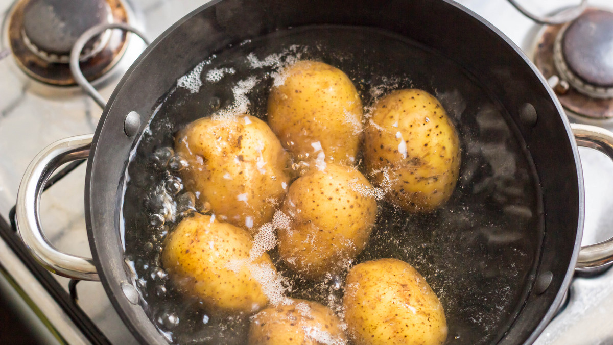Jak ekspresowo ugotować ziemniaki? Pokochasz ten trik