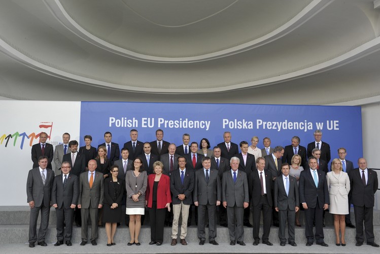 Ewentualne decyzje o ograniczeniach w strefie Schengen będą czasowe i podejmowane przez wszystkie kraje Unii Europejskiej - ustalono podczas nieformalnego spotkania ministrów spraw wewnętrznych i sprawiedliwości UE, które odbyło się w poniedziałek w Sopocie.