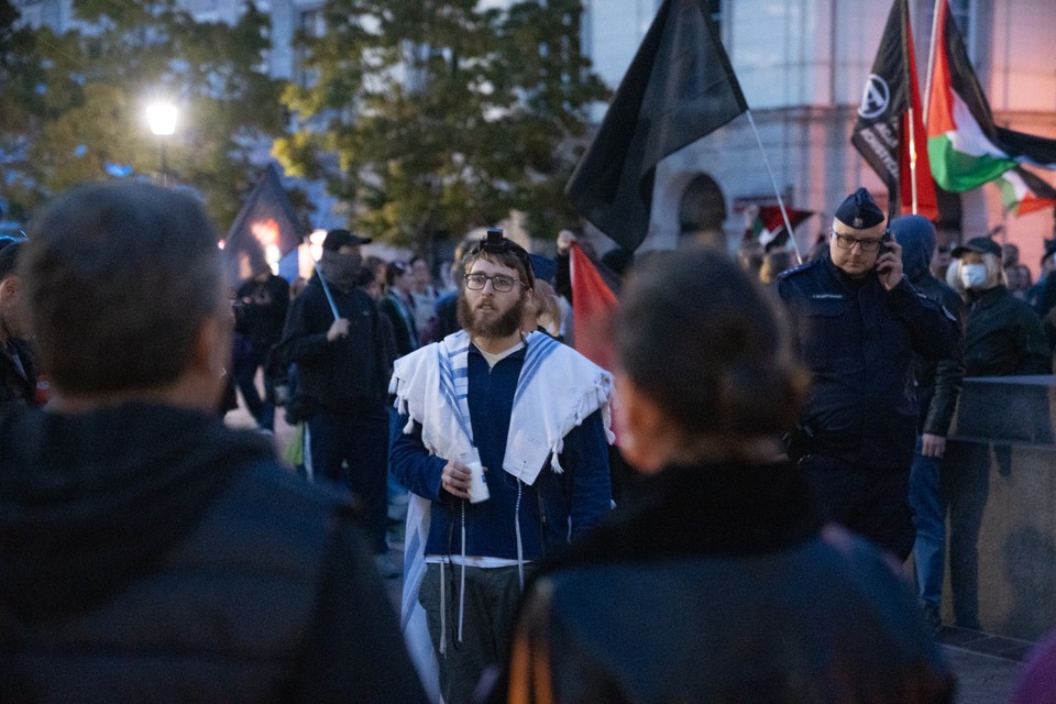 Protest Palestyńczyków pod pomnikiem Kopernika