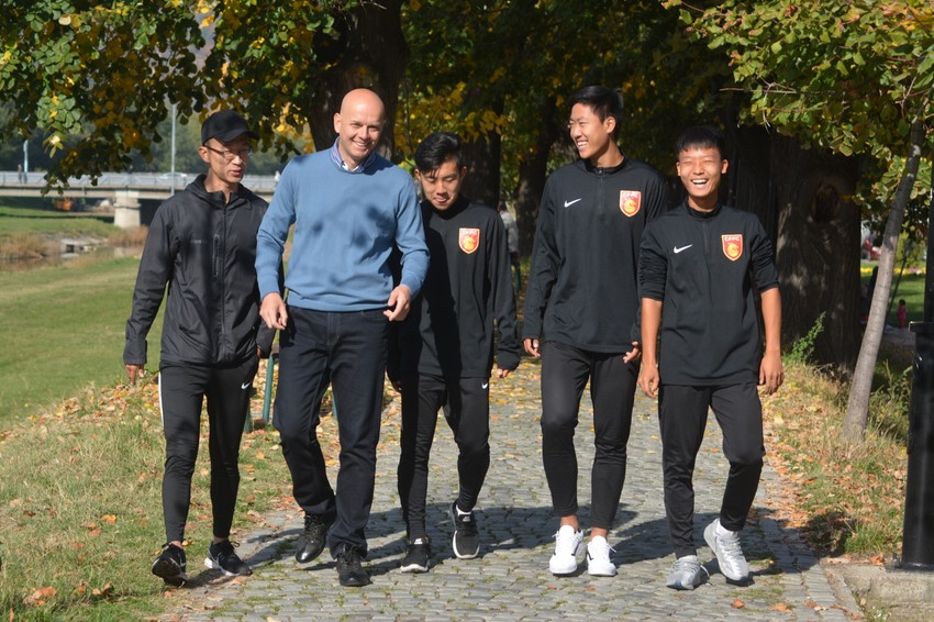 Kineski fudbaleri sa menadžerom u setnji Kejom